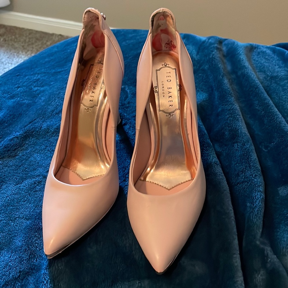 Ted baker heels size 35.5 is.5.5 but it runs bigger